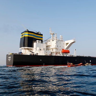 Aktivisten der Umweltorganisation Greenpeace demonstrieren im April 2024 in der Ostsee vor einem Schiff, das russisches Öl transportiert.