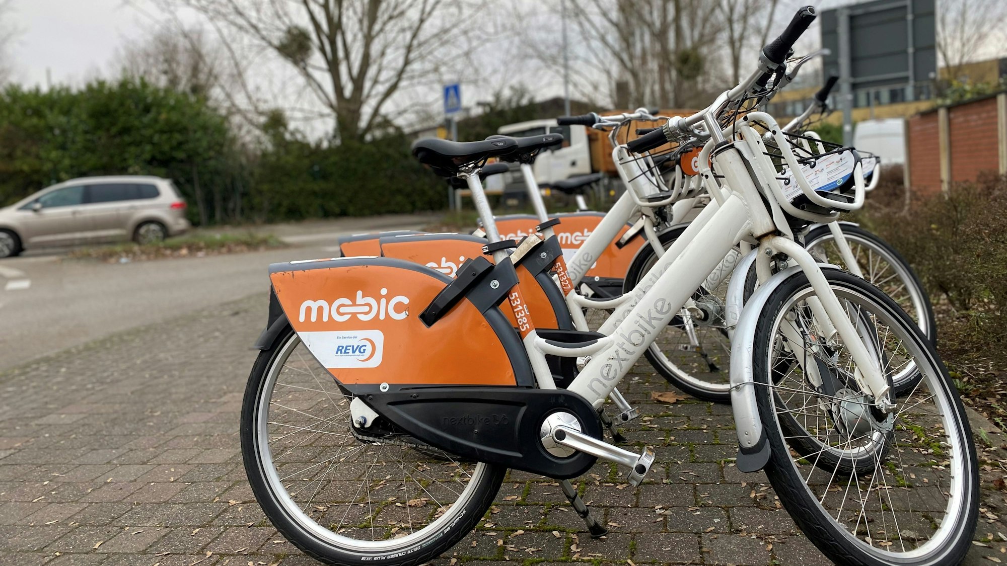 Zu sehen sind Mobic-Leihräder der REVG.