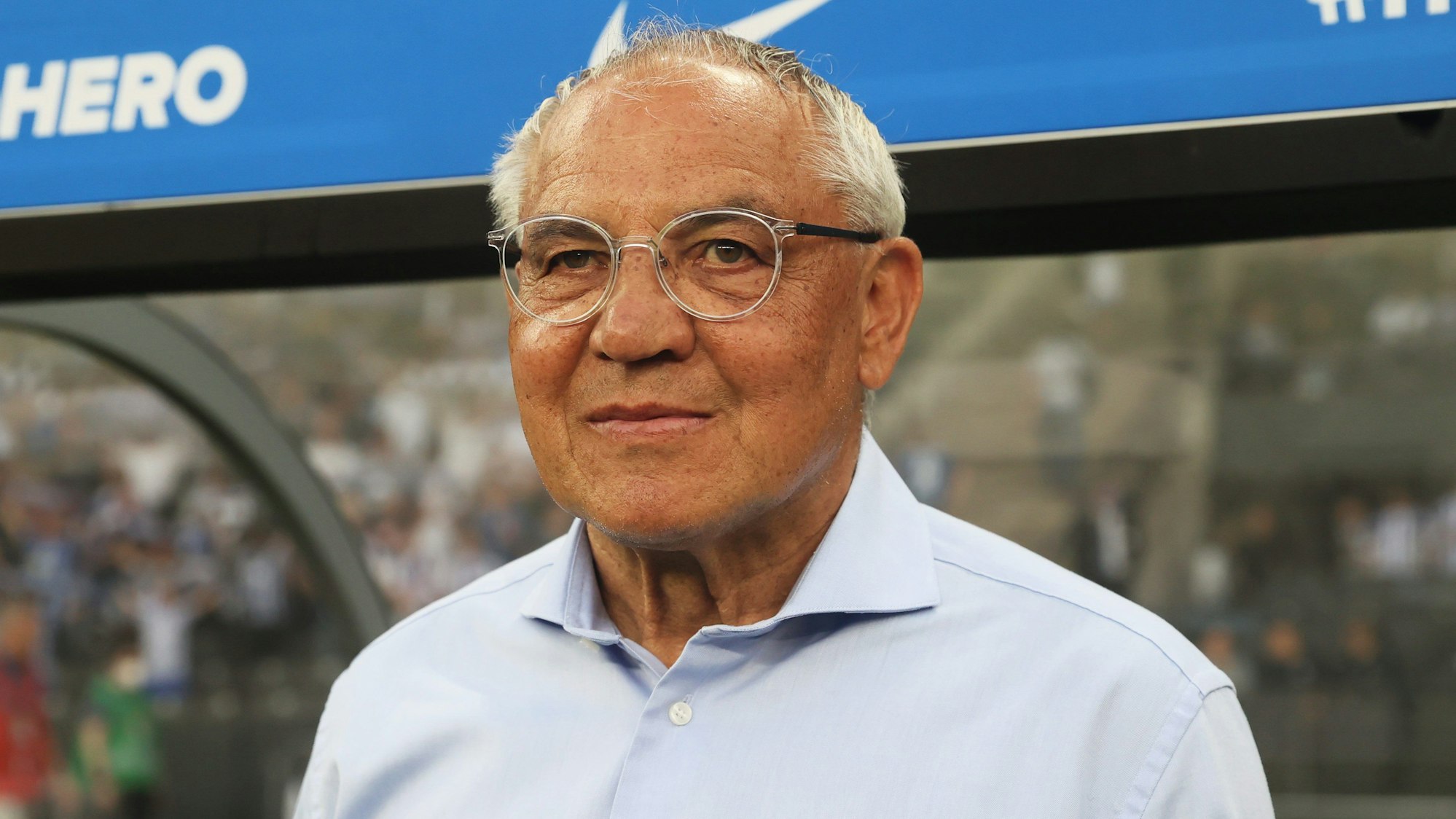 Felix Magath steht an der Seitenlinie.