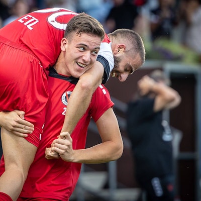 3. Liga: FC Viktoria Köln - SC Verl, 22.09.2024 Said El Mala FC Viktoria Köln, 22 trägt Serhat-Semih Güler FC Viktoria Köln, 30 nach seinem Doppelpack  Köln, 22.09.2024, 6. Spieltag der 3. Fußball-Liga, FC Viktoria Köln - SC Verl im Sportpark Hoehenberg in Köln. Die DFL-Bestimmungen verbieten die Verwendung von Fotografien als Bildsequenzen und / oder Quasi-Videos. *** 3 Liga FC Viktoria Köln SC Verl, 22 09 2024 Said El Mala FC Viktoria Köln, 22 carries Serhat Semih Güler FC Viktoria Köln, 30 after his brace Cologne, 22 09 2024, matchday 6 of the 3 soccer league, FC Viktoria Köln SC Verl at Sportpark Hoehenberg in Cologne The DFL regulations prohibit the use of photographs as image sequences and or quasi videos Copyright: xBEAUTIFULxSPORTS/LeahxKohringx