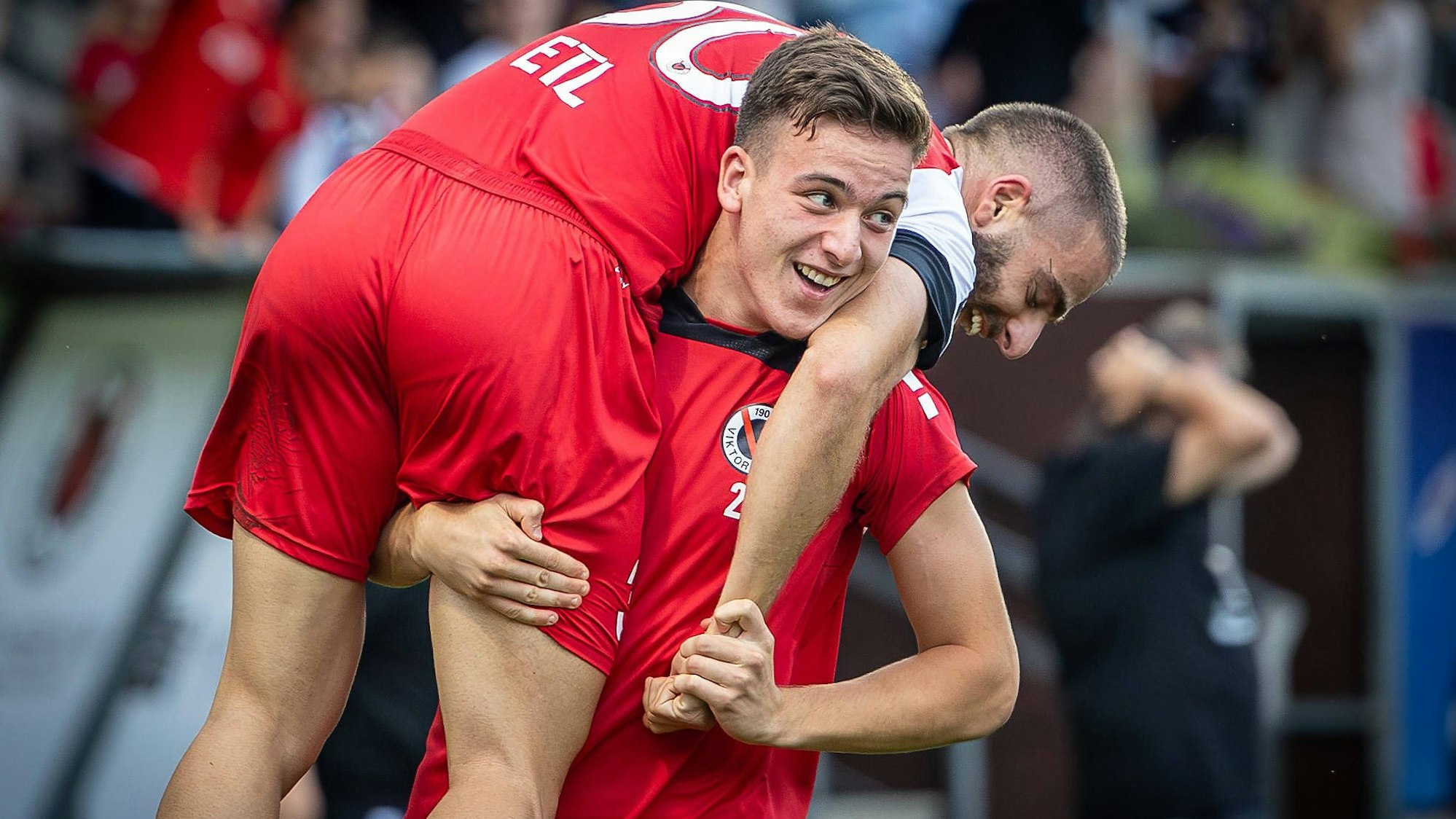 3. Liga: FC Viktoria Köln - SC Verl, 22.09.2024 Said El Mala FC Viktoria Köln, 22 trägt Serhat-Semih Güler FC Viktoria Köln, 30 nach seinem Doppelpack Köln, 22.09.2024, 6. Spieltag der 3. Fußball-Liga, FC Viktoria Köln - SC Verl im Sportpark Hoehenberg in Köln. Die DFL-Bestimmungen verbieten die Verwendung von Fotografien als Bildsequenzen und / oder Quasi-Videos. *** 3 Liga FC Viktoria Köln SC Verl, 22 09 2024 Said El Mala FC Viktoria Köln, 22 carries Serhat Semih Güler FC Viktoria Köln, 30 after his brace Cologne, 22 09 2024, matchday 6 of the 3 soccer league, FC Viktoria Köln SC Verl at Sportpark Hoehenberg in Cologne The DFL regulations prohibit the use of photographs as image sequences and or quasi videos Copyright: xBEAUTIFULxSPORTS/LeahxKohringx