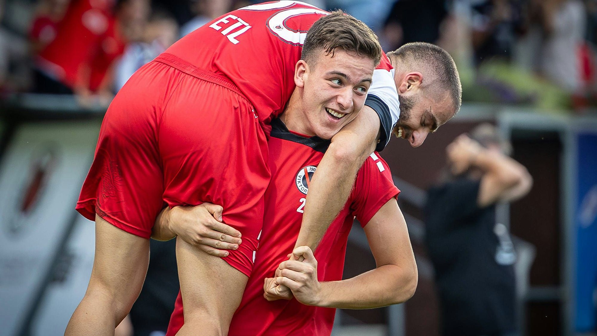 3. Liga: FC Viktoria Köln - SC Verl, 22.09.2024 Said El Mala FC Viktoria Köln, 22 trägt Serhat-Semih Güler FC Viktoria Köln, 30 nach seinem Doppelpack Köln, 22.09.2024, 6. Spieltag der 3. Fußball-Liga, FC Viktoria Köln - SC Verl im Sportpark Hoehenberg in Köln. Die DFL-Bestimmungen verbieten die Verwendung von Fotografien als Bildsequenzen und / oder Quasi-Videos. *** 3 Liga FC Viktoria Köln SC Verl, 22 09 2024 Said El Mala FC Viktoria Köln, 22 carries Serhat Semih Güler FC Viktoria Köln, 30 after his brace Cologne, 22 09 2024, matchday 6 of the 3 soccer league, FC Viktoria Köln SC Verl at Sportpark Hoehenberg in Cologne The DFL regulations prohibit the use of photographs as image sequences and or quasi videos Copyright: xBEAUTIFULxSPORTS/LeahxKohringx