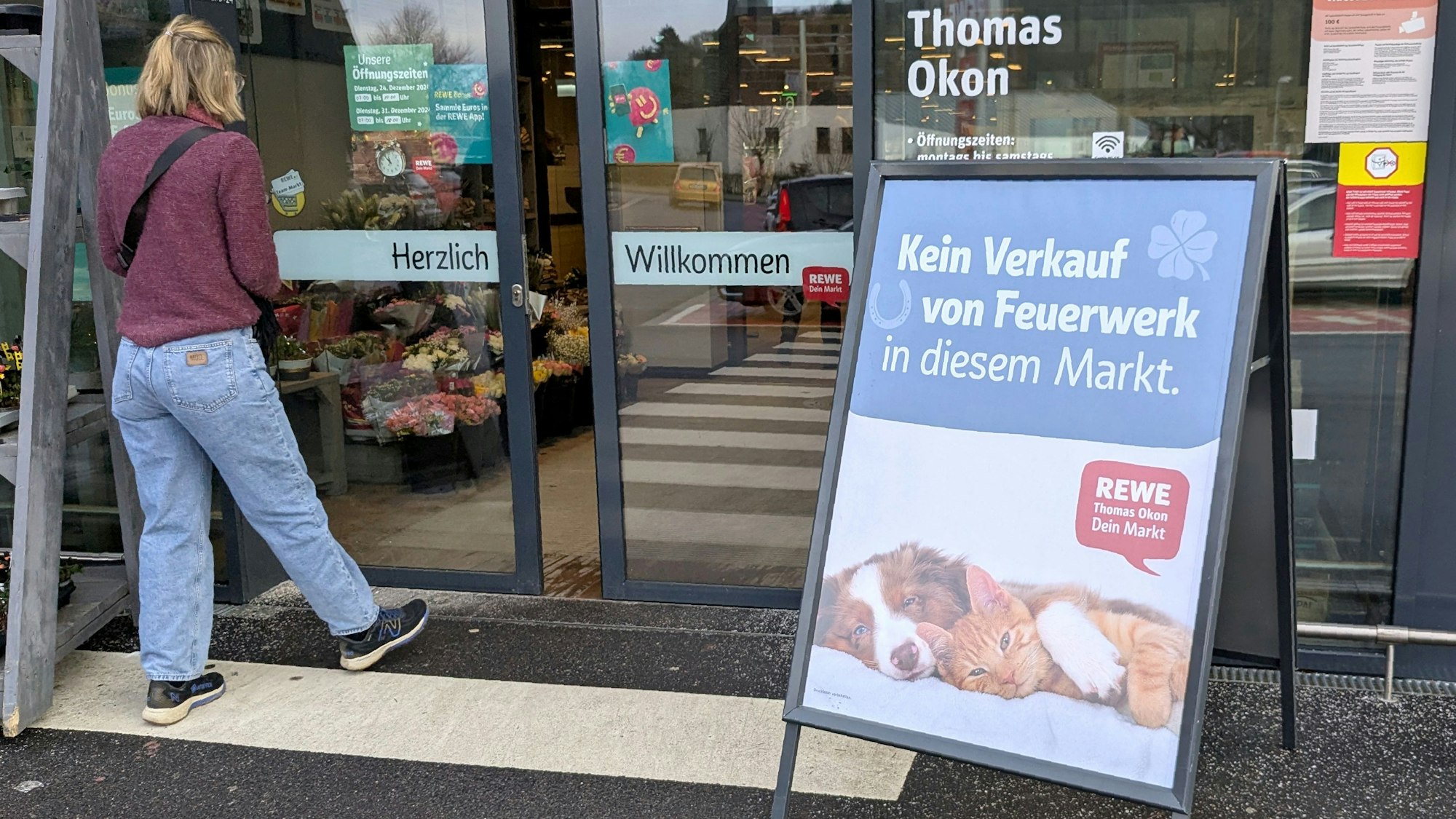 Im Eingangsbereich des Gemünder Rewe-Marktes steht ein Schild, welches darüber informiert, dass in dem Markt keine Feuerwerksartikel verkauft werden.