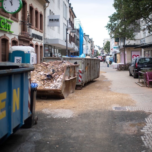 Container voller zerstörter Sachen stehen auf diesem Symbolfoto, das kurz nach der Flutkatastrophe entstanden ist, in der Euskirchener Innenstadt.