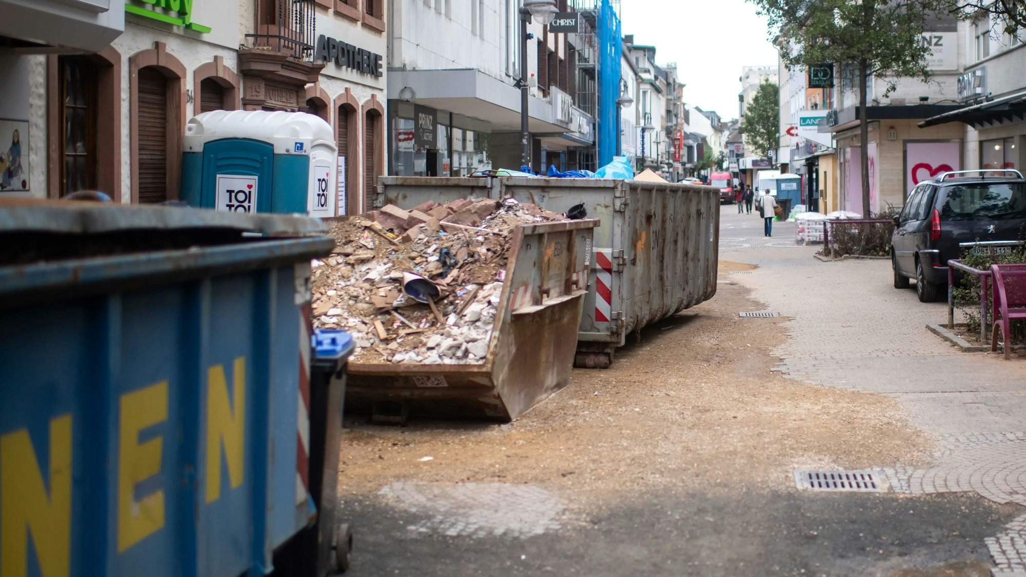 Container voller zerstörter Sachen stehen auf diesem Symbolfoto, das kurz nach der Flutkatastrophe entstanden ist, in der Euskirchener Innenstadt.