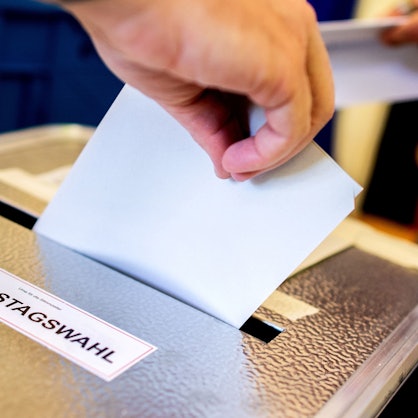 ARCHIV - 26.09.2021, Berlin: Ein Wähler wirft in einem Wahllokal seinen Stimmzettel für die Bundestagswahl in eine Wahlurne. Foto: Hauke-Christian Dittrich/dpa +++ dpa-Bildfunk +++