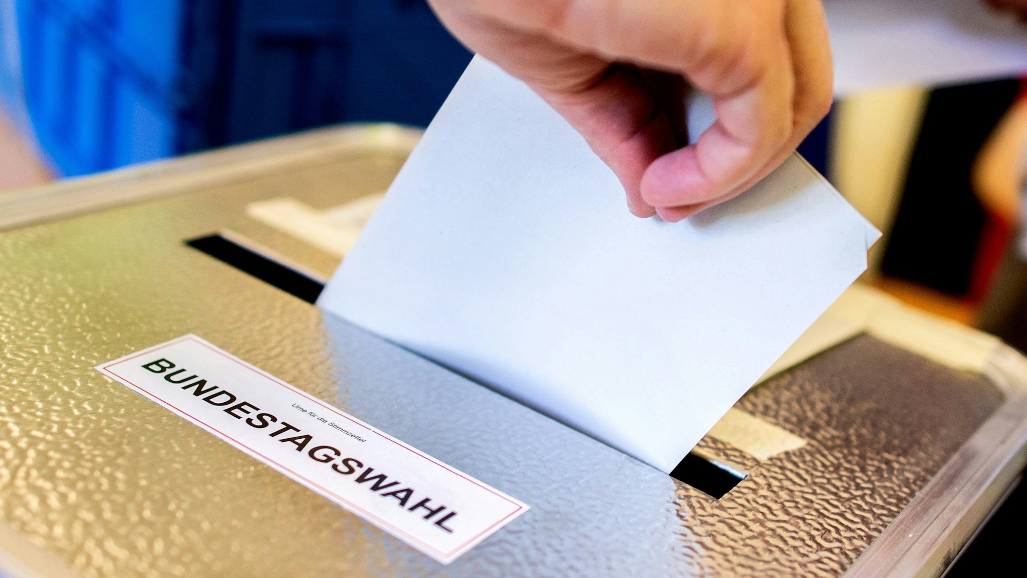 ARCHIV - 26.09.2021, Berlin: Ein Wähler wirft in einem Wahllokal seinen Stimmzettel für die Bundestagswahl in eine Wahlurne. Foto: Hauke-Christian Dittrich/dpa +++ dpa-Bildfunk +++