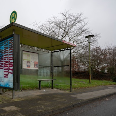 Die Bushaltestelle Friedhof Steinneuerhof bei Rondorf liegt sehr einsam. Die Haltestelle gehört zu den abgelegensten der KVB.