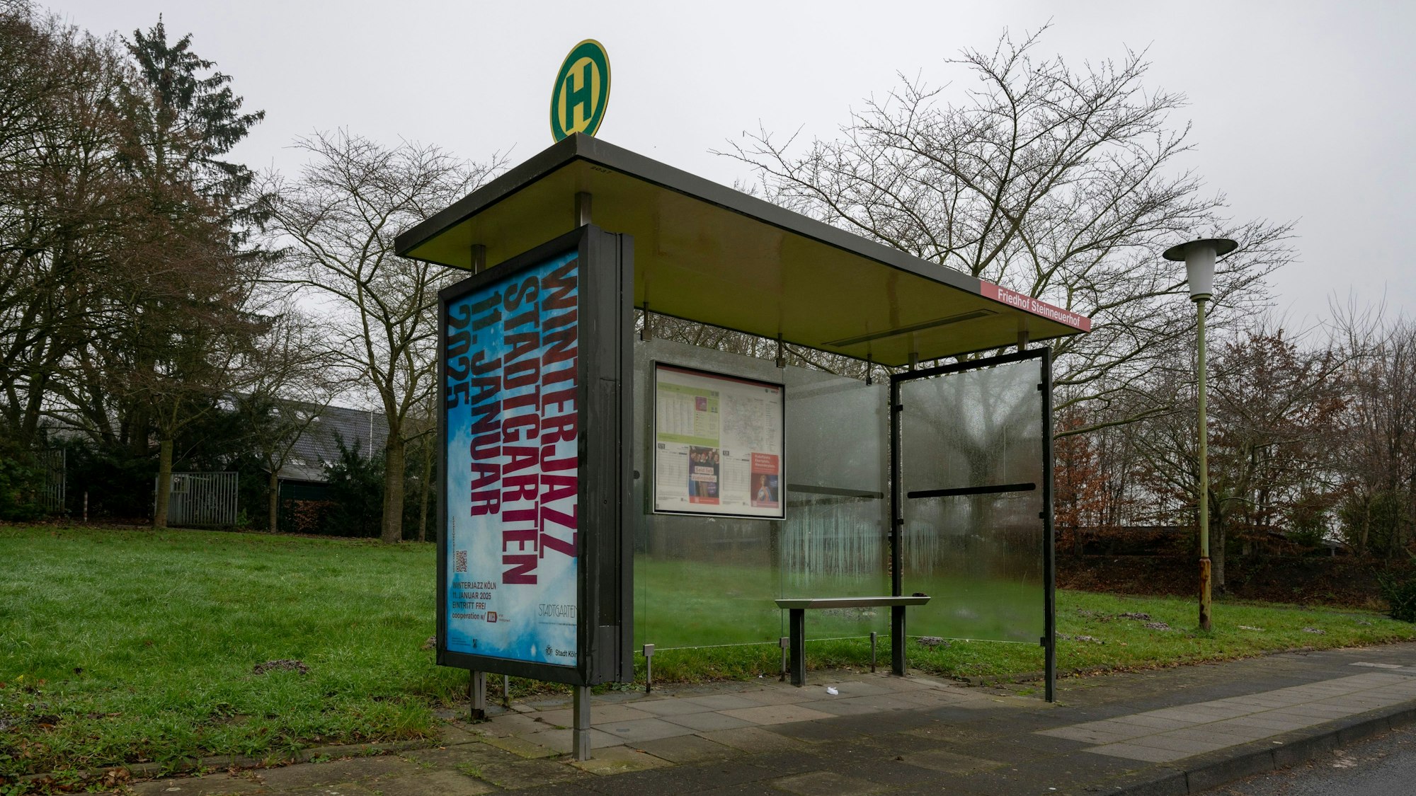 Die Bushaltestelle Friedhof Steinneuerhof bei Rondorf liegt sehr einsam. Die Haltestelle gehört zu den abgelegensten der KVB.