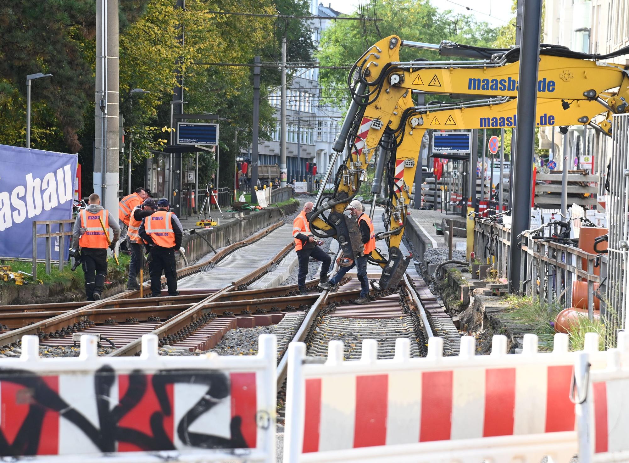 Die Kölner Verkehrsbetriebe (KVB) führen mehrere Wochen lang umfangreiche Bauarbeiten zwischen Chlodwigplatz und Rheinauhafen durch. Die dortigen Stadtbahnlinien müssen getrennt werden. Die Arbeiten sollen vom 21. September bis zum 27. Oktober dauern.