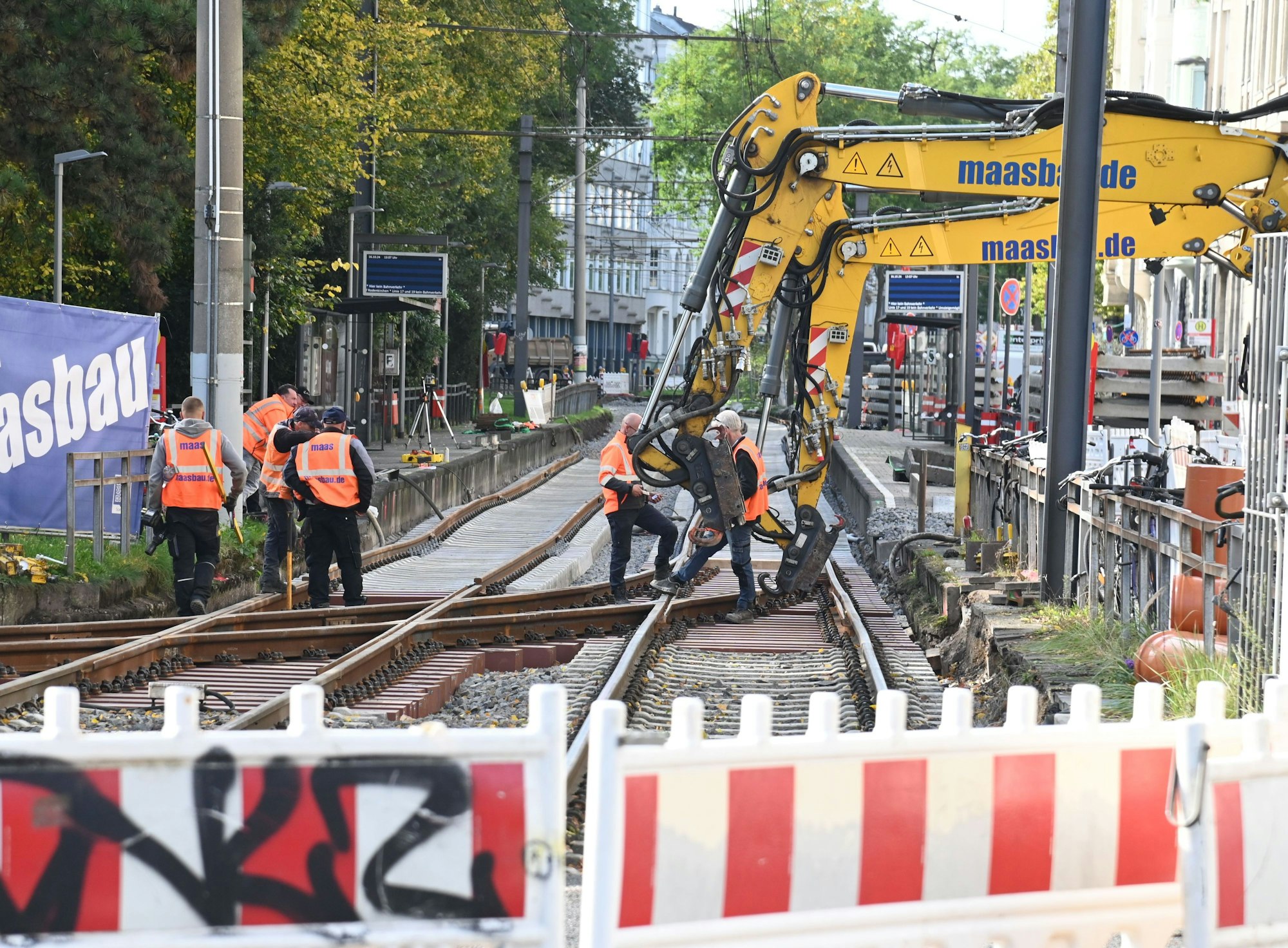 Die Kölner Verkehrsbetriebe (KVB) führen mehrere Wochen lang umfangreiche Bauarbeiten zwischen Chlodwigplatz und Rheinauhafen durch. Die dortigen Stadtbahnlinien müssen getrennt werden. Die Arbeiten sollen vom 21. September bis zum 27. Oktober dauern.