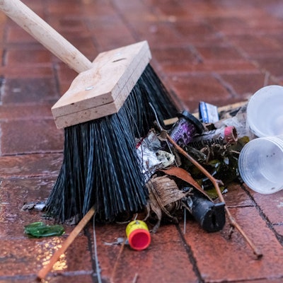Die Reste vom Feste: Abgebrannte Feuerwerkskörper, Mehrschussbatterien und Böller gehören in den Restmüll.