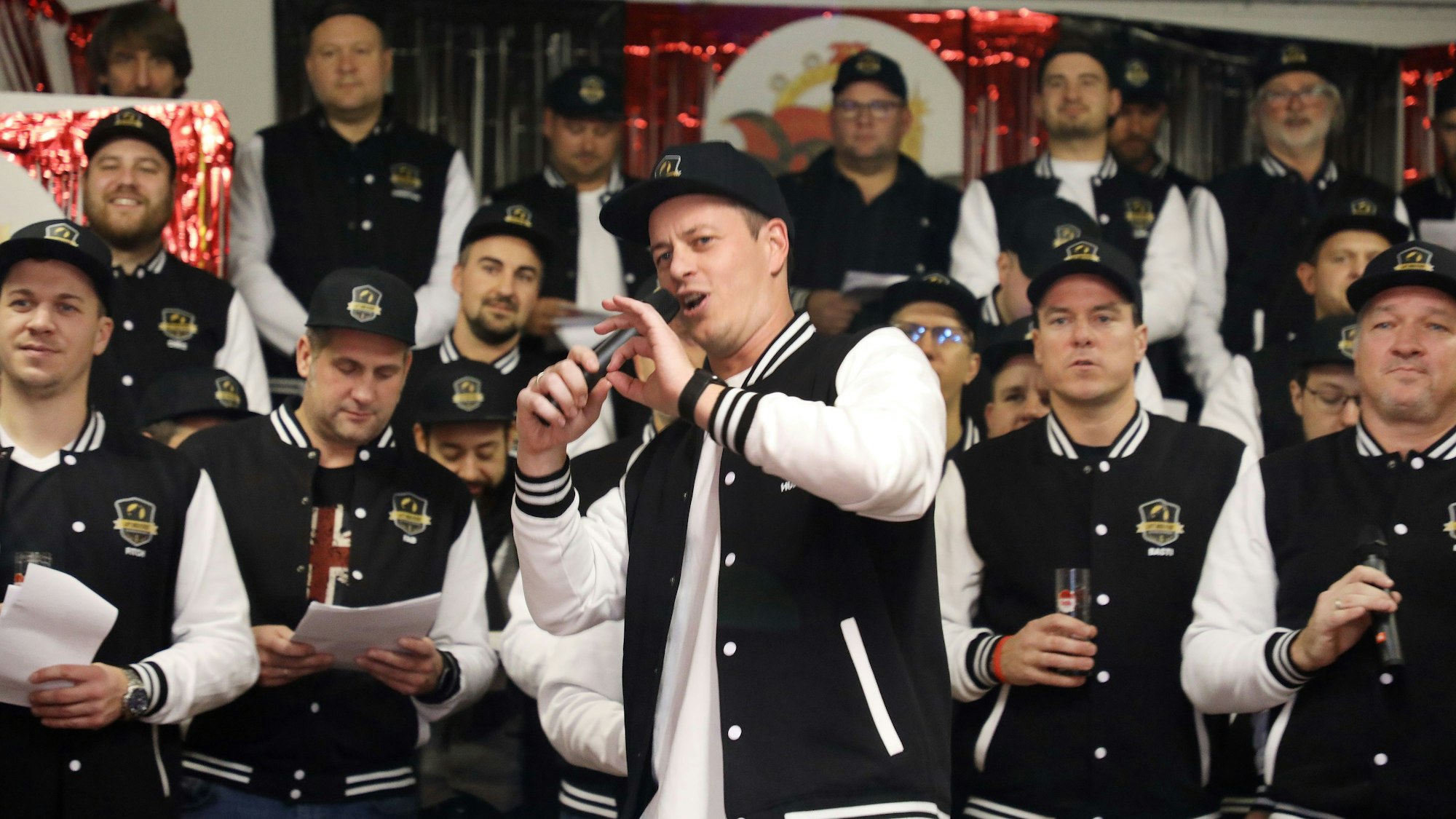 Ein junger Männerchor probt.