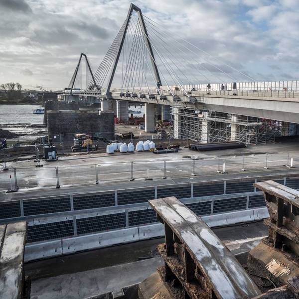Die alte Autobahnbrücke ist abgebaut. lediglich Pfeiler und die gerundeten Lager sind noch vorhanden. Foto: Ralf Krieger