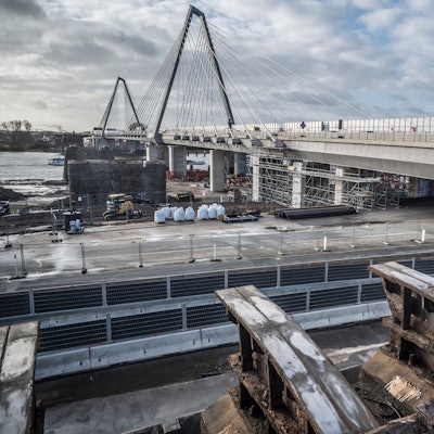 Die alte Autobahnbrücke ist abgebaut. lediglich Pfeiler und die gerundeten Lager sind noch vorhanden. Foto: Ralf Krieger
