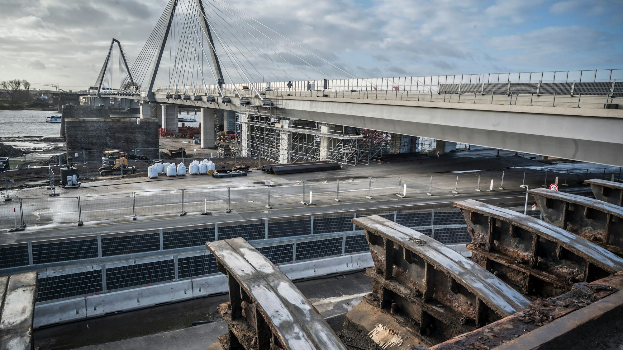 Die alte Autobahnbrücke ist abgebaut. lediglich Pfeiler und die gerundeten Lager sind noch vorhanden. Foto: Ralf Krieger