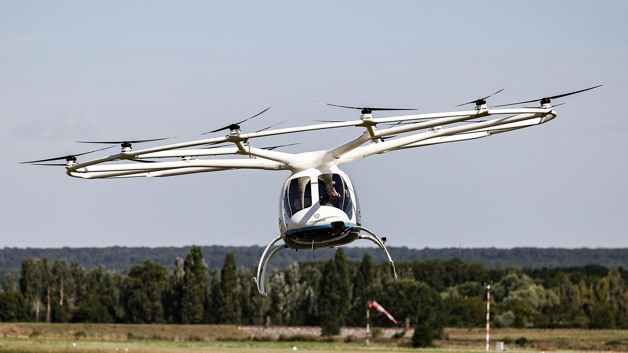 Ein Flugtaxi von Volocopter fliegt.