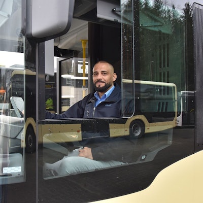 Am Lieblingsplatz: Der gebürtige Jordanier Emad Al Kesbeh am Steuer seines Ovag-Busses.