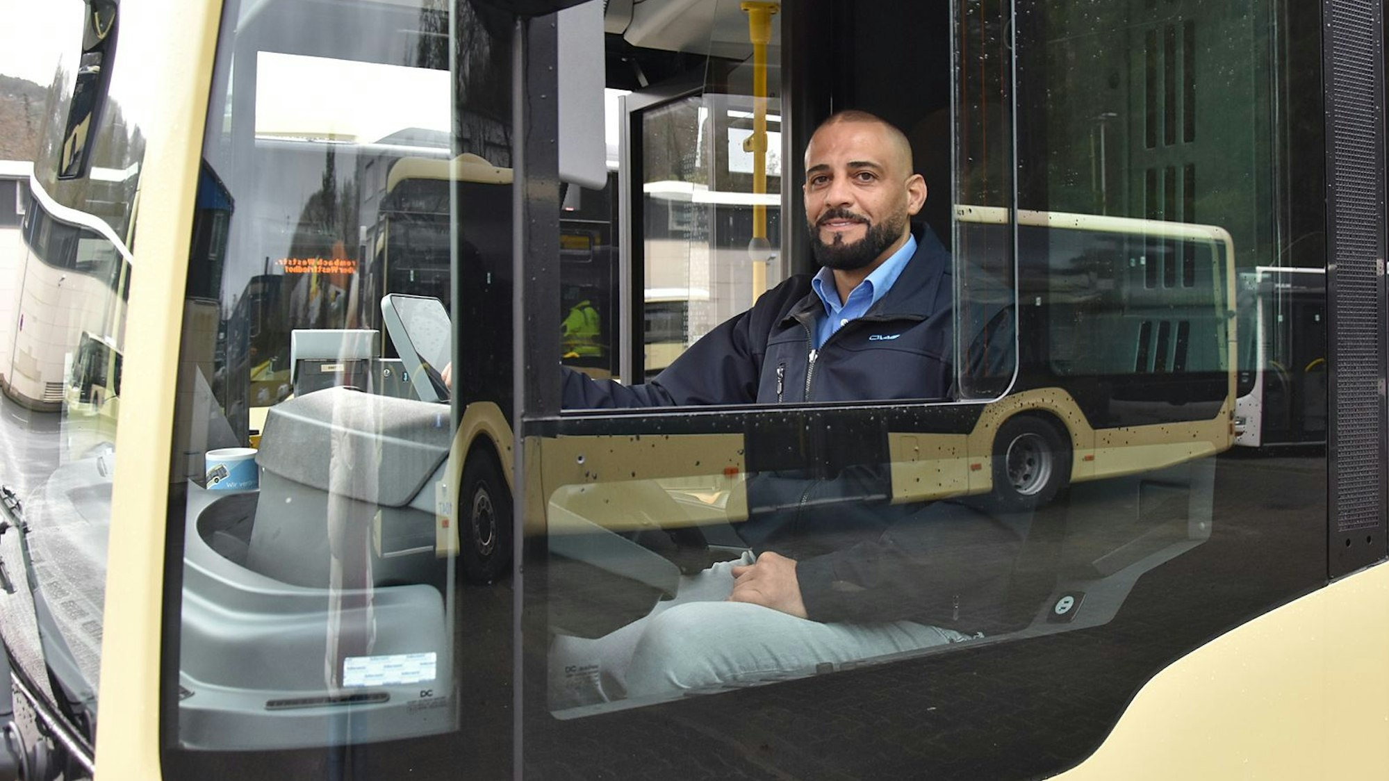 Am Lieblingsplatz: Der gebürtige Jordanier Emad Al Kesbeh am Steuer seines Ovag-Busses.
