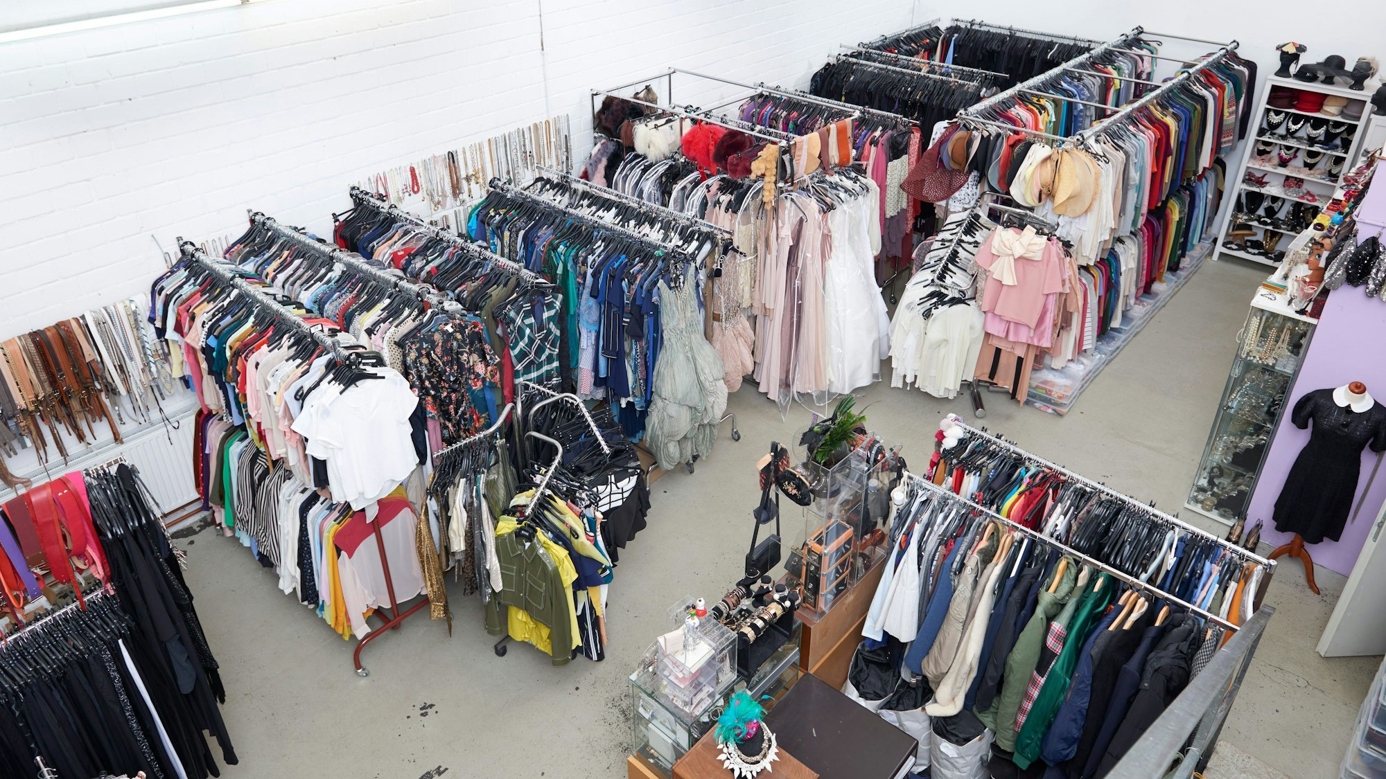 Das große Lager des Ehrenfelder Kleiderreichs.