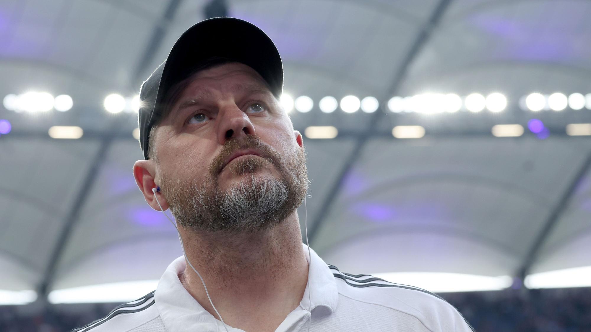 Hamburgs damaliger Trainer Steffen Baumgart beim Interview vor dem Spiel.