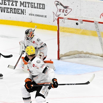 Die Kölner Haie gewinnen das letzte Spiel des Jahres gegen Frankfurt (Archivbild).