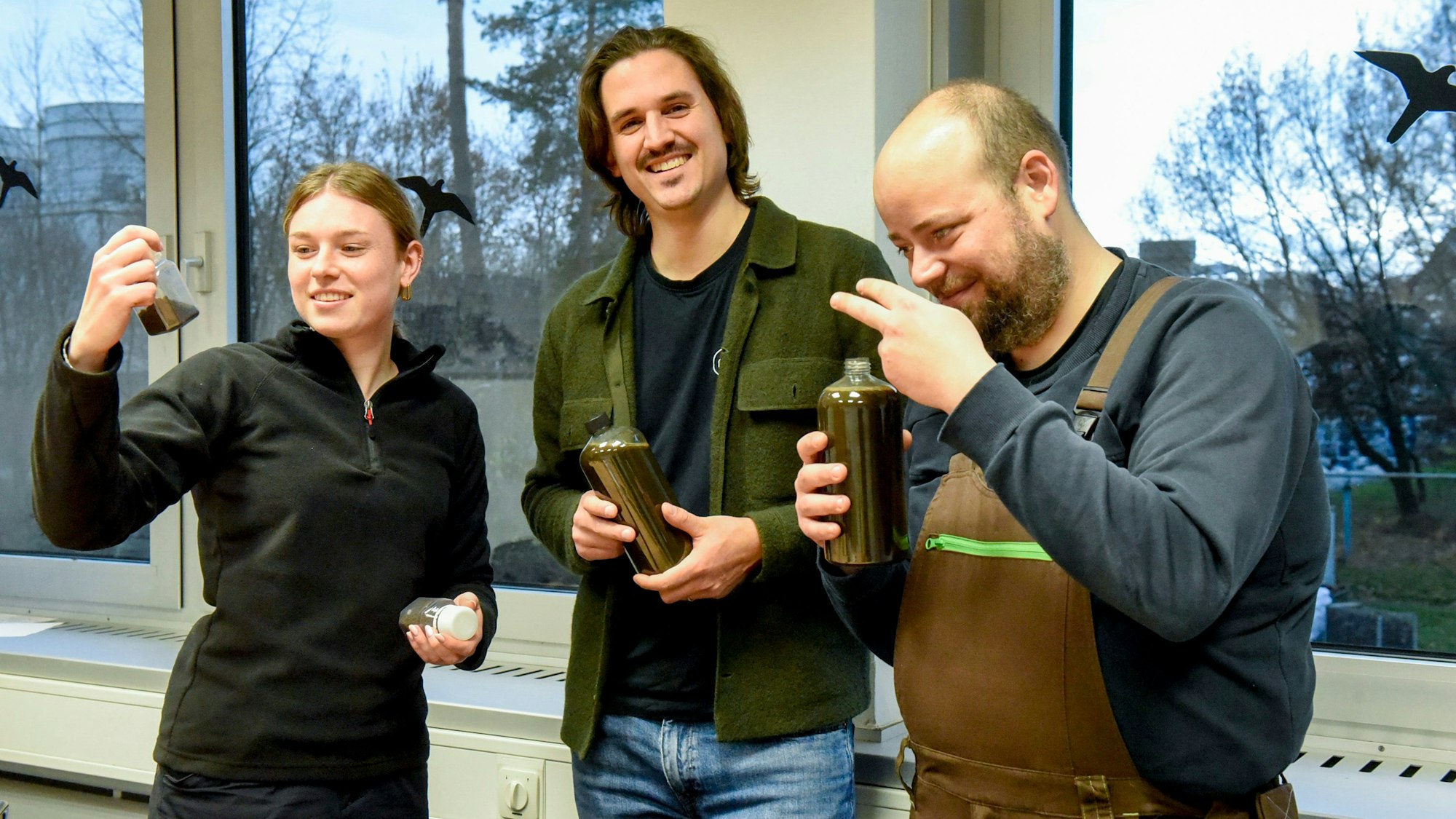 Zu sehen sind die Mitarbeiter des Hürther Unternehmens.