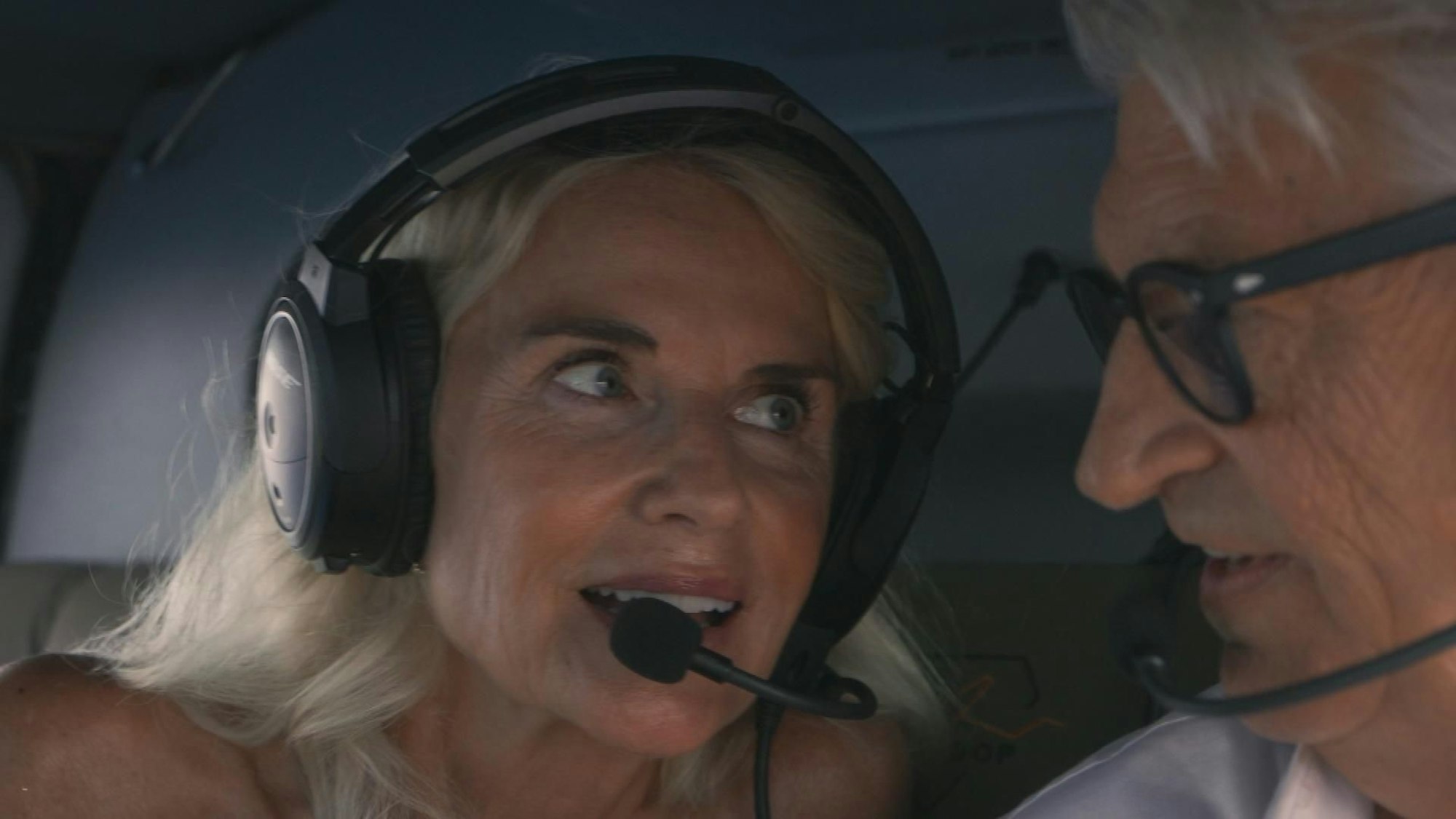Lise (l.) und Franz kommen sich im Helikopter näher.