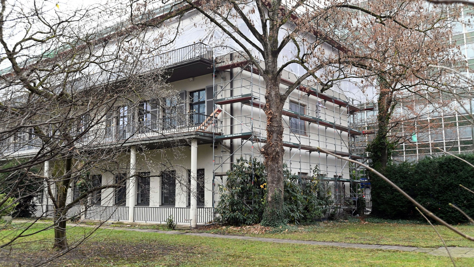 Die frühere Vorstandsvilla auf dem Kaufhof-Areal ist wegen Dacharbeiten eingerüstet.