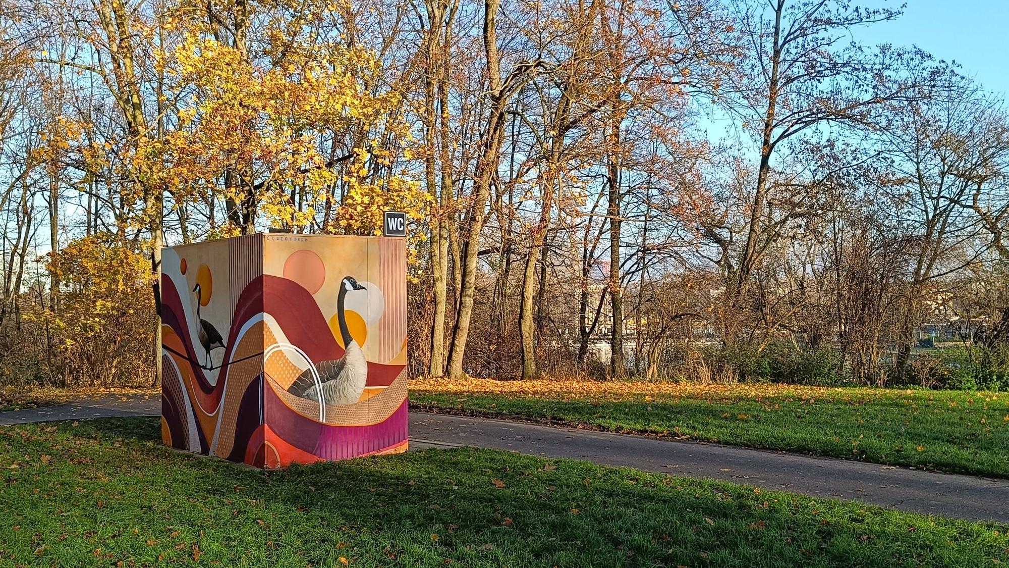 Die AWB haben am Aachener Weiher eine weitere öffentliche Toilette aufwerten lassen.