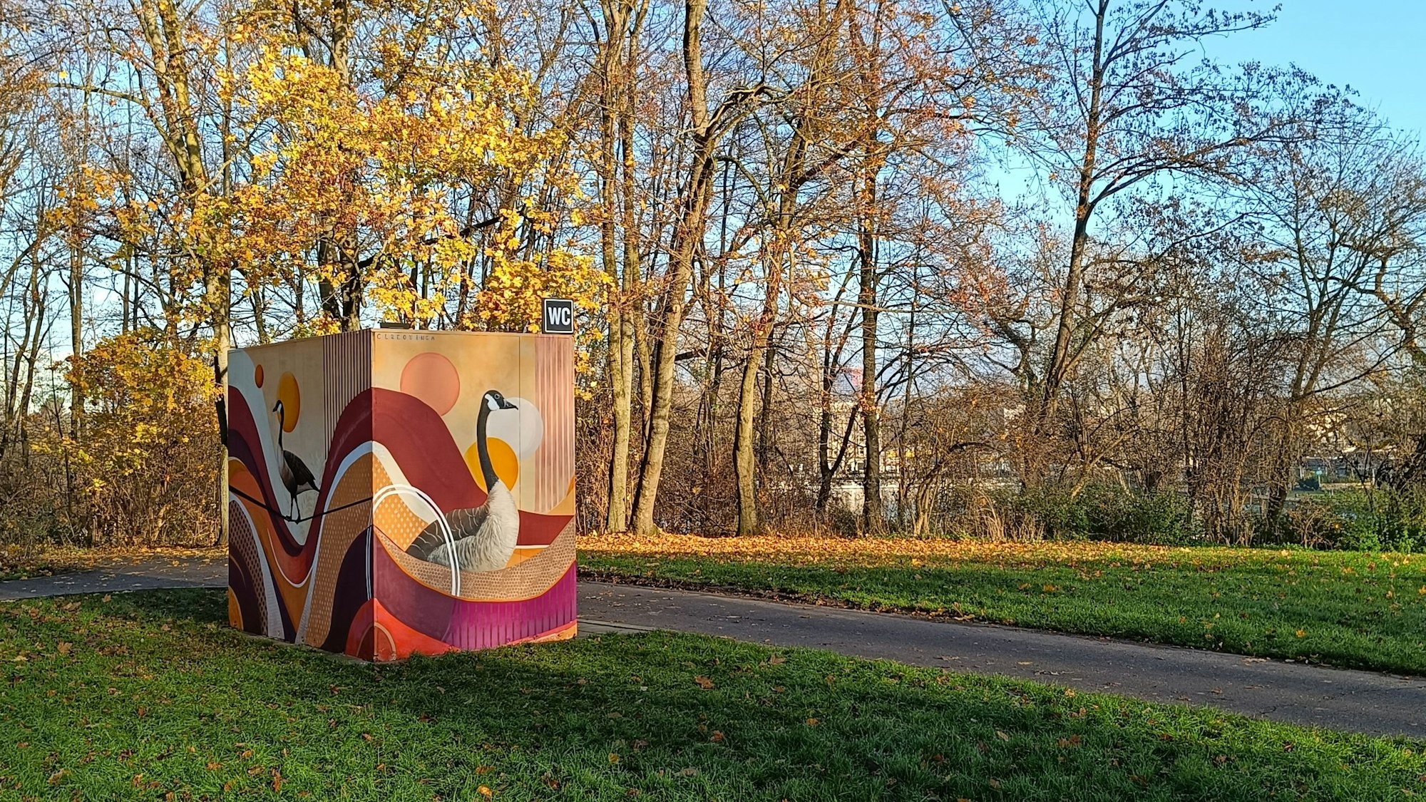 Die AWB haben am Aachener Weiher eine weitere öffentliche Toilette aufwerten lassen.