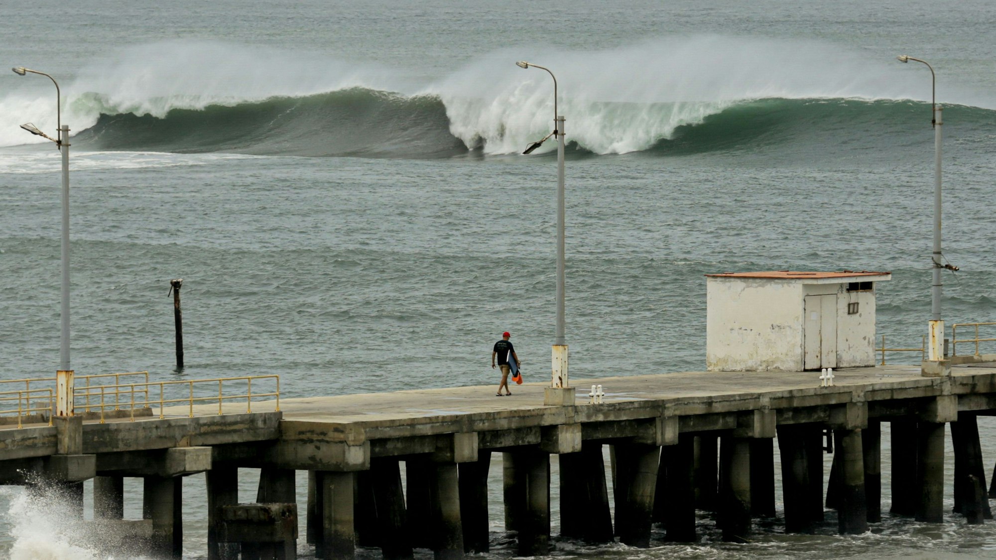 Ungewöhnlich hohe Wellen sorgen an der südamerikanischen Westküste für Probleme.