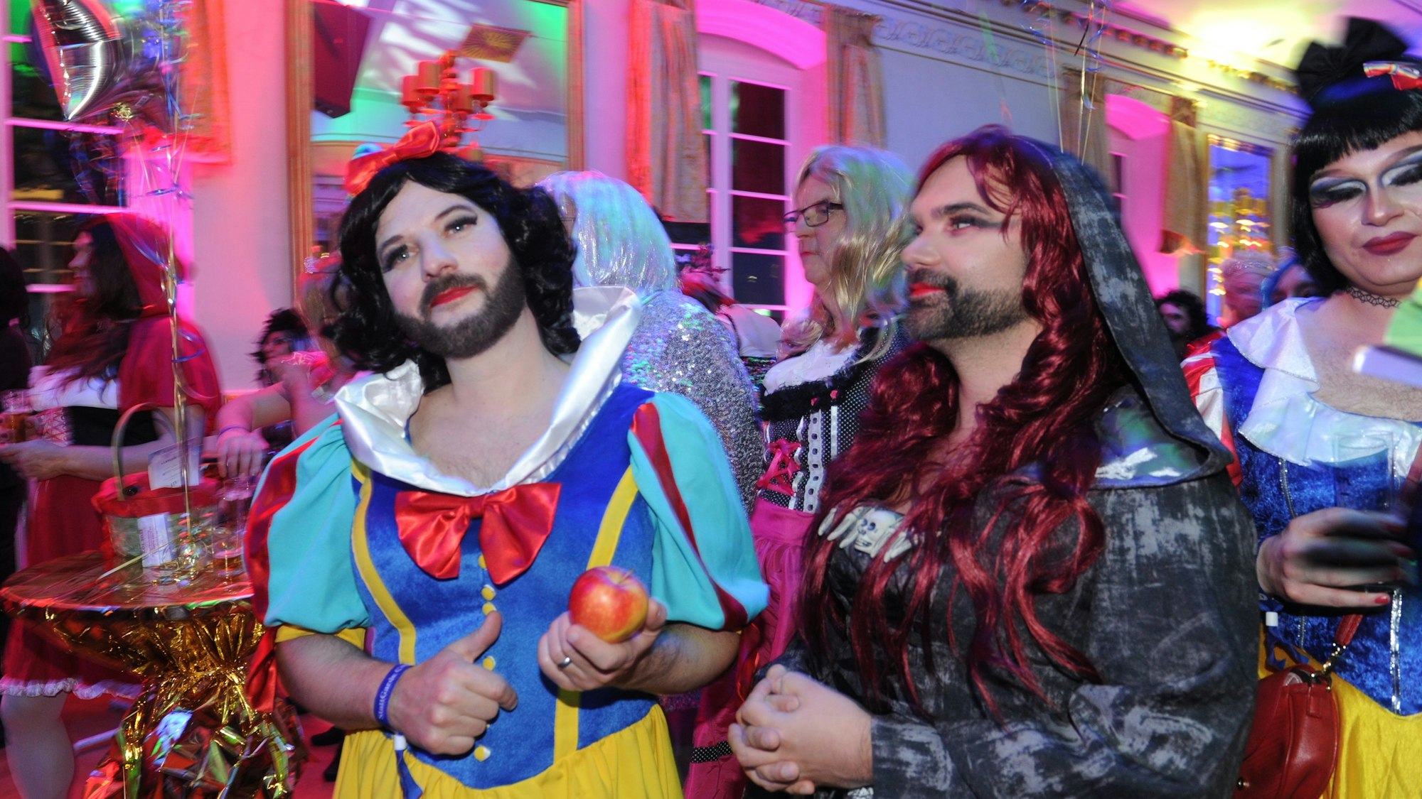 Die Party zieht auch Mitglieder aus traditionellen Karnevalsgesellschaften an, die mit Freude am Rollentausch teilnehmen.