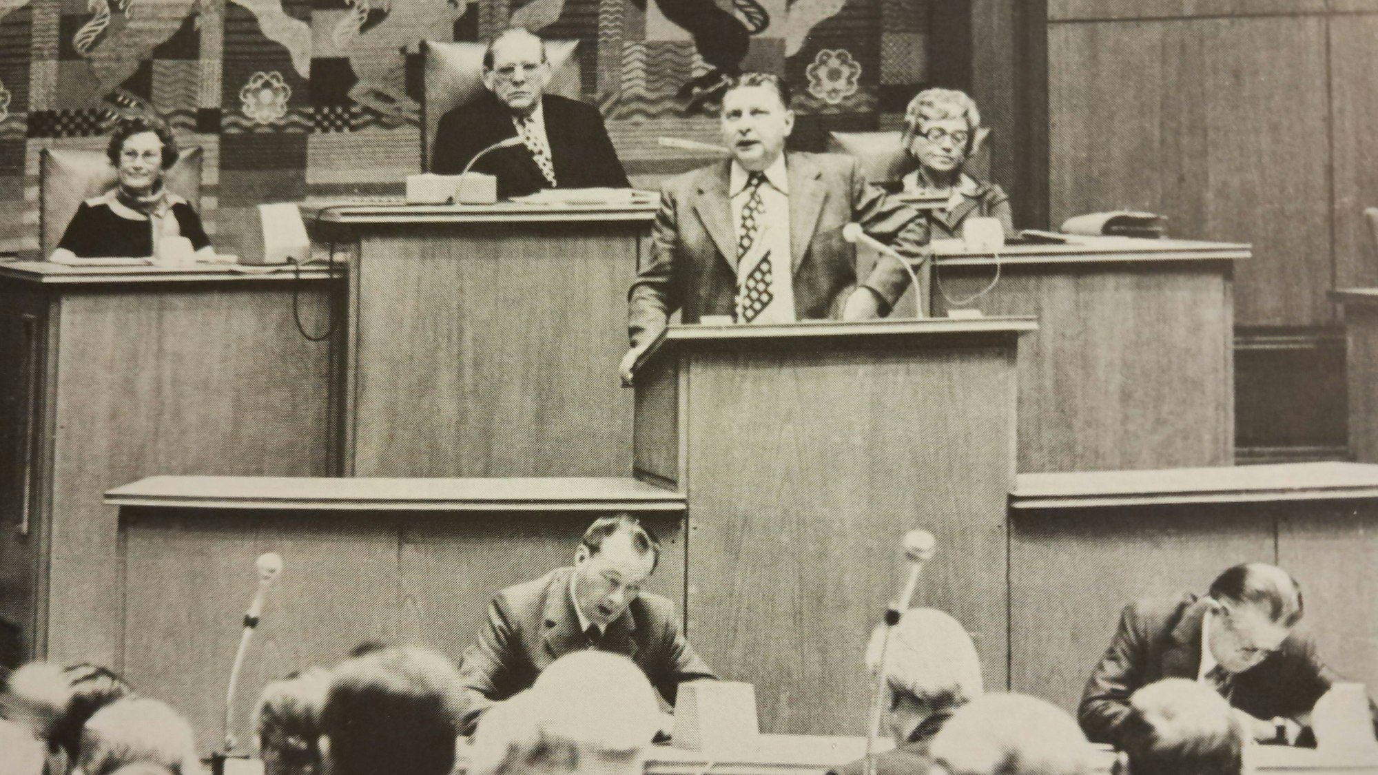 Der Leverkusener Stadtkämmerer und Landtagsabgeordnete Bruno Krupp (am Rednerpult) während seiner vielbeachteten Rede bei der zweiten Lesung des Köln-Gesetzes am 25.9.1974. Er argumentierte für eine kreisfreie Großstadt Leverkusen mit Einbeziehung von Opladen, Bergisch Neukirchen und Hitdorf.