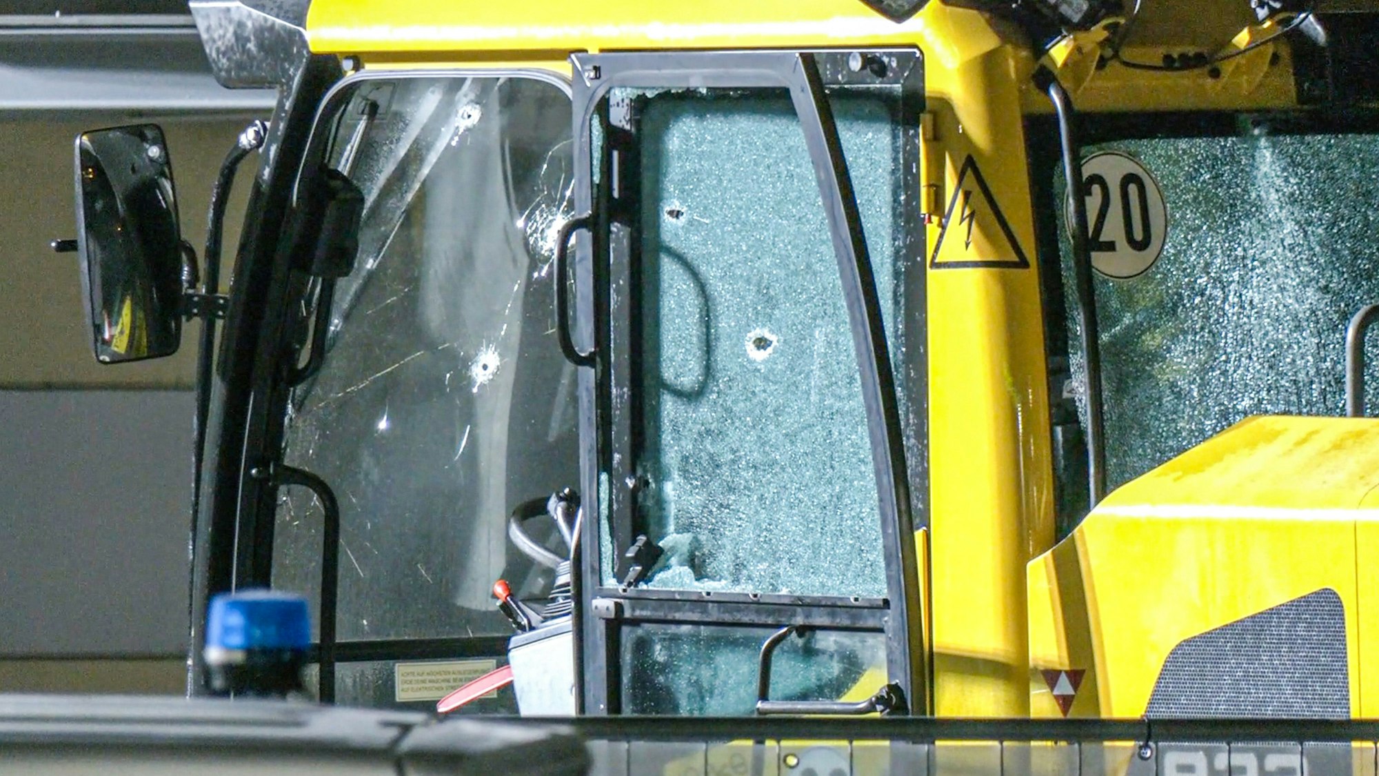 Am Bagger sind Einschusslöcher zu sehen.