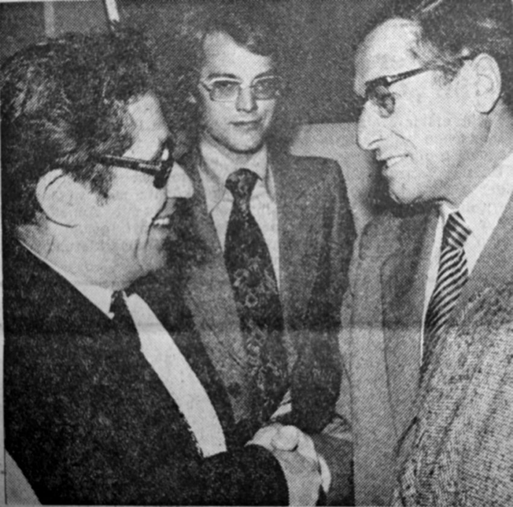 Shakehands nach der Entscheidung: Die Leiter der Stadtverwaltungen von Opladen und Leverkusen nach der Verabschiedung des Köln-Gesetzes im NRW-Landtag am 27.9.1974, Links Albert Salewski, Stadtdirektor von Opladen, rechts Dr. Walter Bauer, Oberstadtdirektor von Leverkusen.