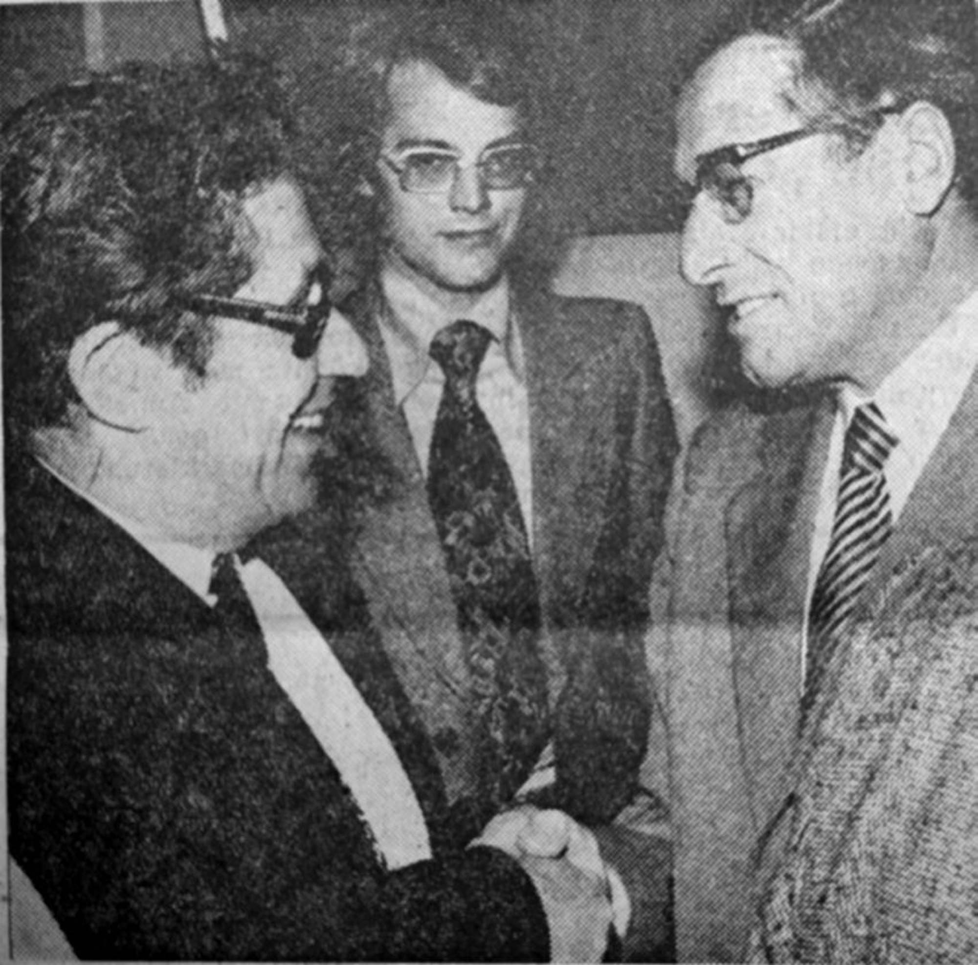 Shakehands nach der Entscheidung: Die Leiter der Stadtverwaltungen von Opladen und Leverkusen nach der Verabschiedung des Köln-Gesetzes im NRW-Landtag am 27.9.1974, Links Albert Salewski, Stadtdirektor von Opladen, rechts Dr. Walter Bauer, Oberstadtdirektor von Leverkusen.