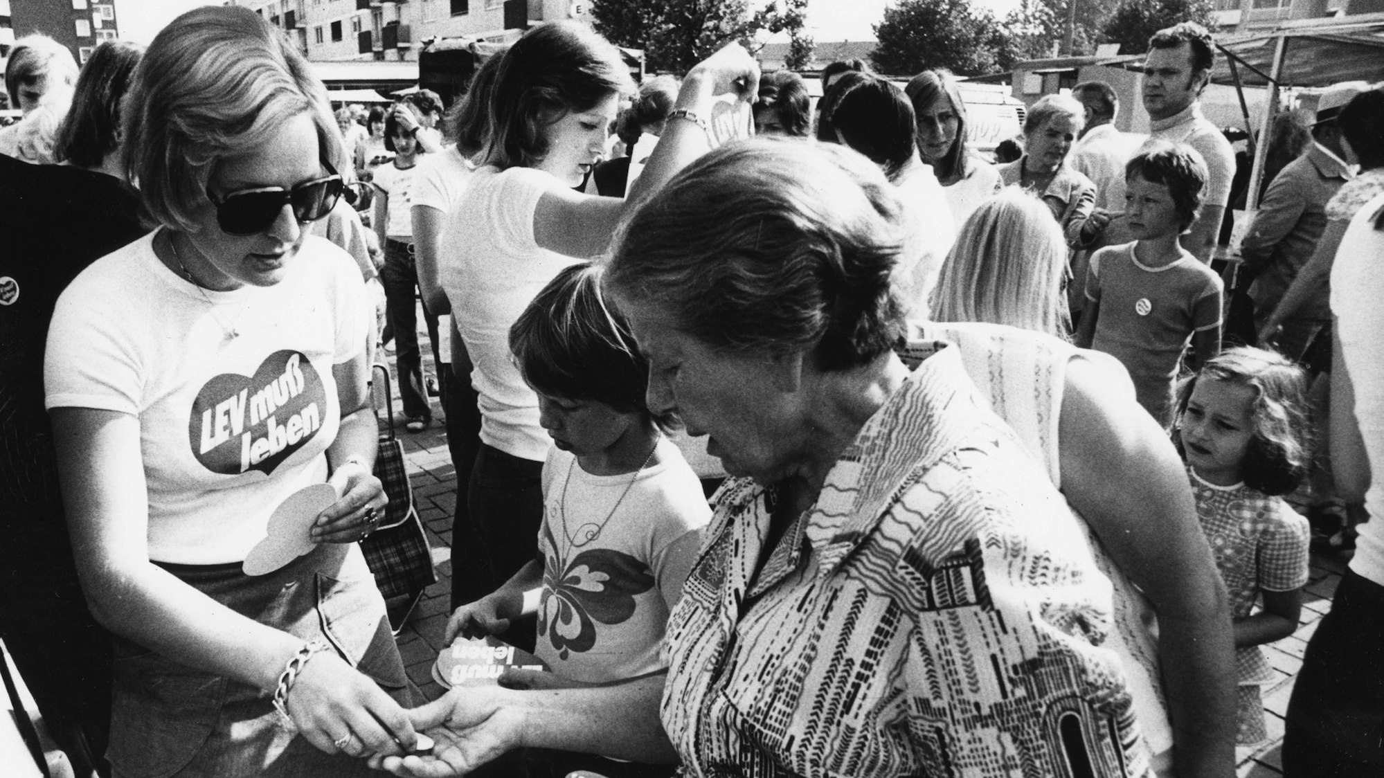 Im August 1974 verteilte die Bürgerinitiative „LEV muß leben“ rot-weiße Herzen an die Bevölkerung und sammelte Unterschriften für eine selbständige Stadt Leverkusen.