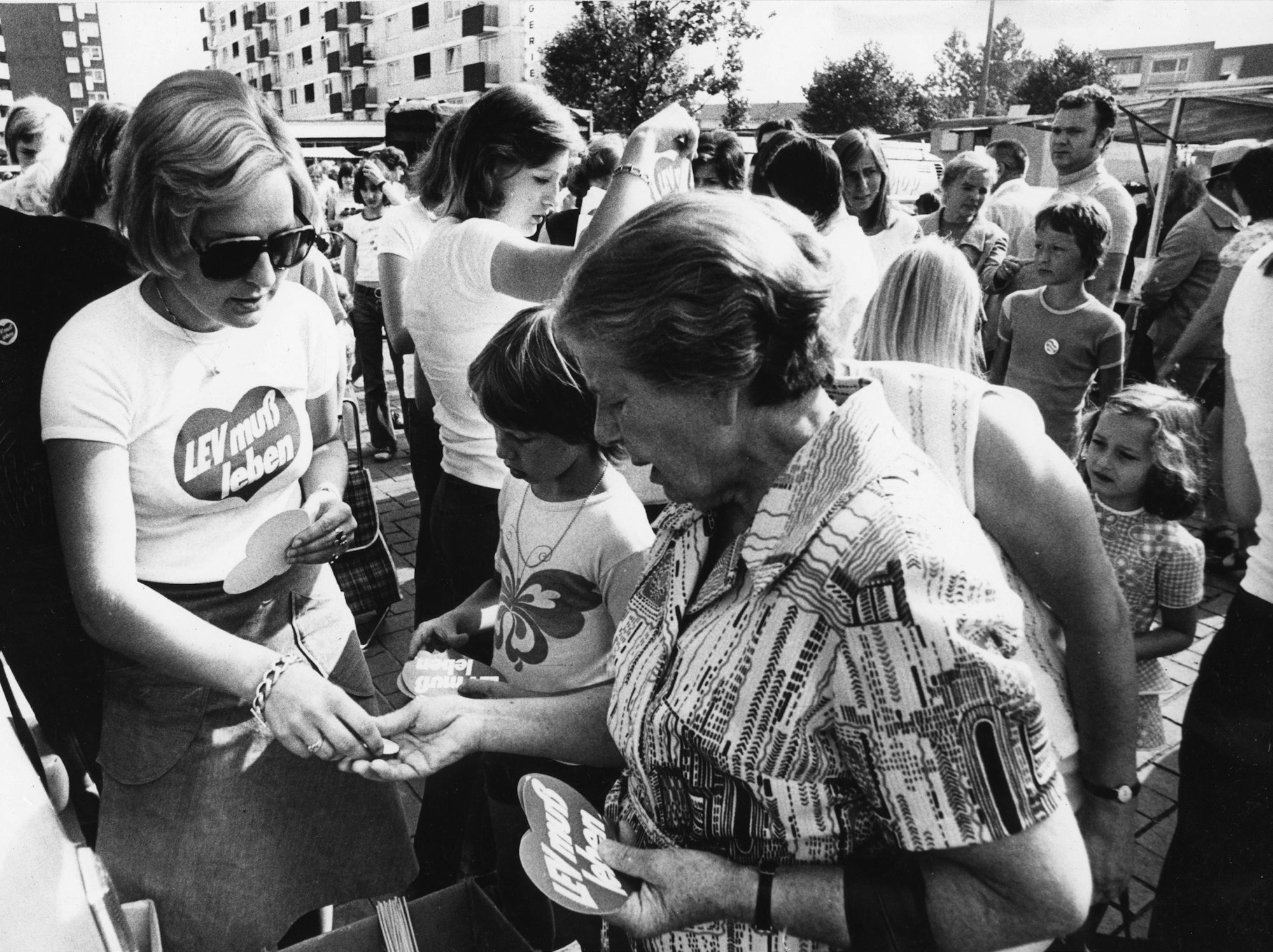 ": Im August 1974 verteilte die Bürgerinitiative „LEV muß leben“ rot-weiße Herzen an die Bevölkerung und sammelte Unterschriften für eine selbständige Stadt Leverkusen .