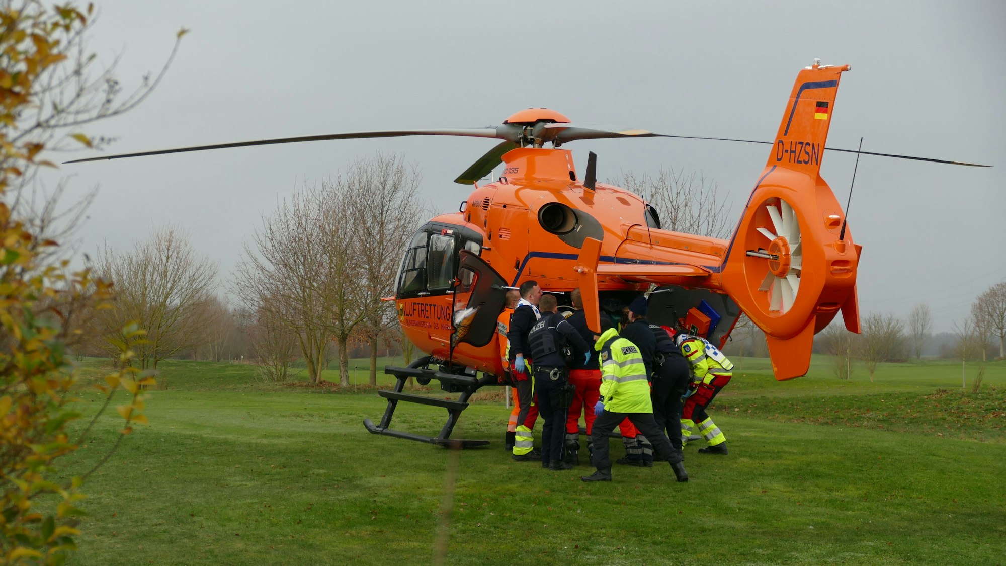 Rettungskräfte versorgten den lebensgefährlich verletzten Mann, anschließend flog ihn ein Rettungshubschrauber nach Köln-Merheim.
