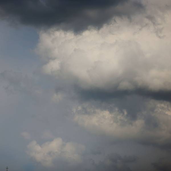 Wolken ziehen am Kölner Dom vorbei.