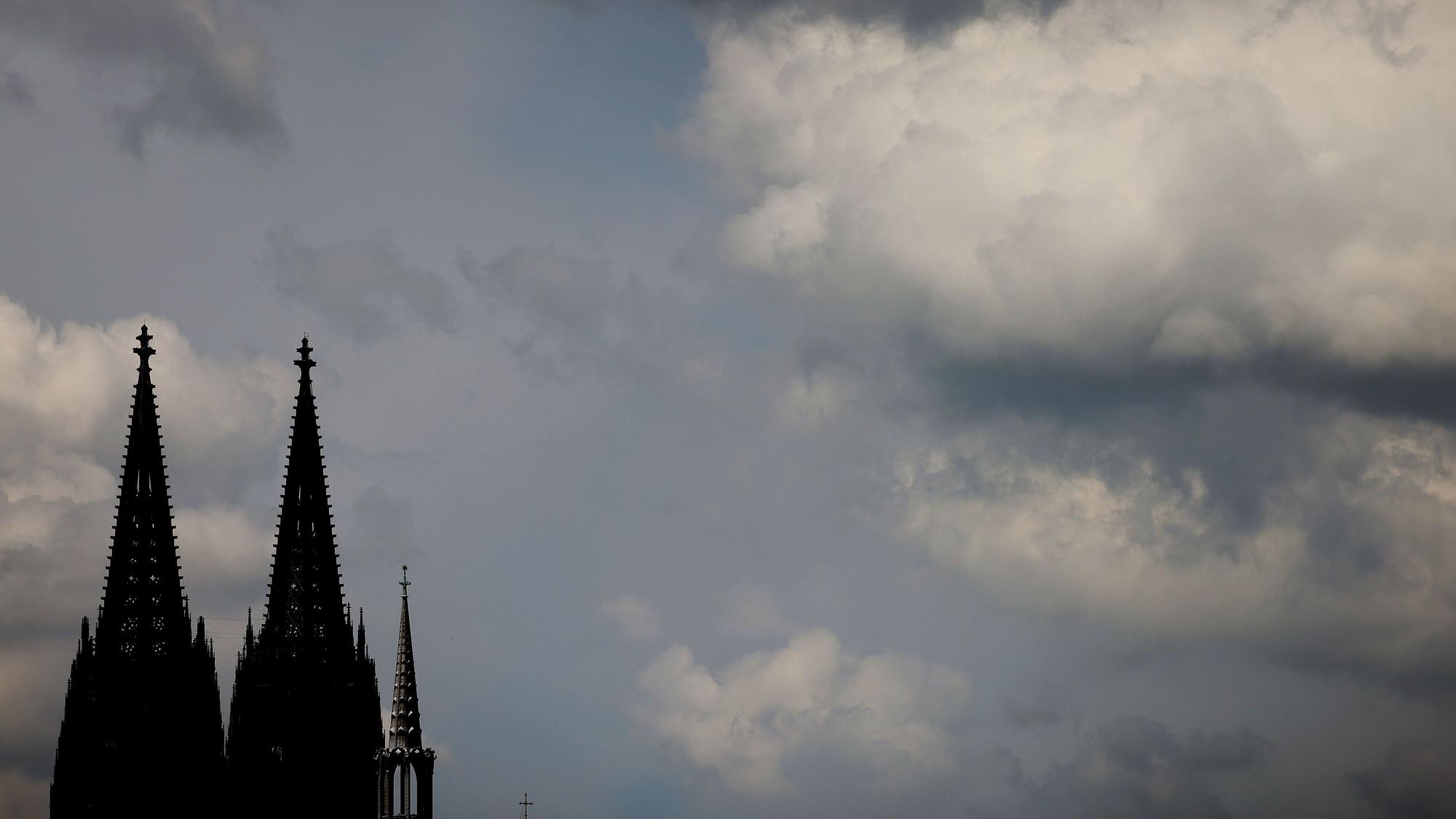 Wolken ziehen am Kölner Dom vorbei.