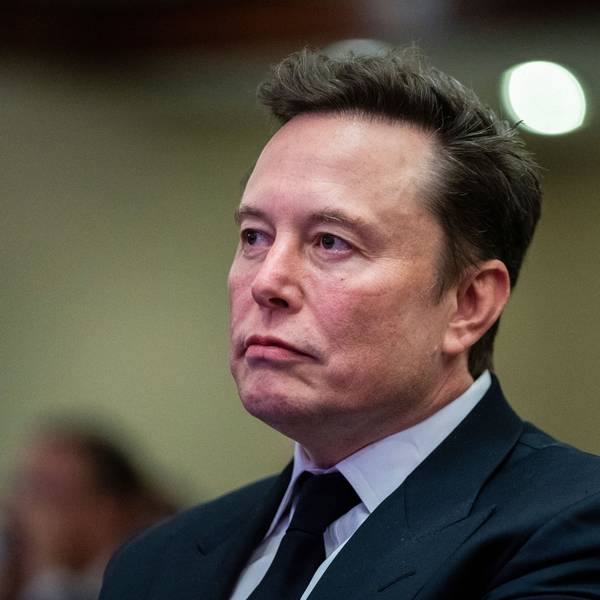 Elon Musk, Tech-Milliardär und Besitzer von «Tesla» und «X», hört zu, während der designierte US-Präsident Trump während eines Treffens mit dem Kongresskomitee der Republikaner spricht.