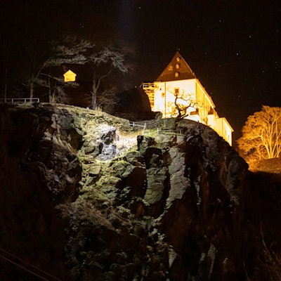 An einem Aussichtspunkt an der Wolfsschlucht hat sich am Nachmittag des zweiten Weihnachtsfeiertages ein Unfall ereignet. Zwei Personen, eine Frau und ein Kind, wurden gegen 15:15 Uhr von einem herabstürzenden Baumstumpf getroffen und schwer verletzt.