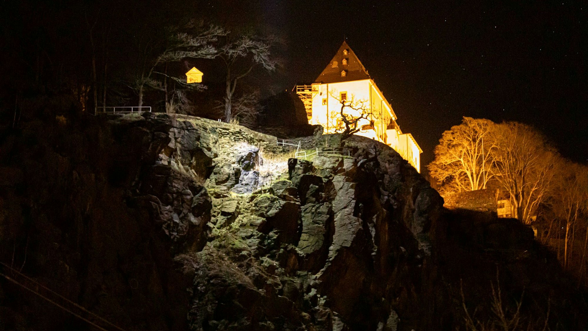 An einem Aussichtspunkt an der Wolfsschlucht hat sich am Nachmittag des zweiten Weihnachtsfeiertages ein Unfall ereignet. Zwei Personen, eine Frau und ein Kind, wurden gegen 15:15 Uhr von einem herabstürzenden Baumstumpf getroffen und schwer verletzt.