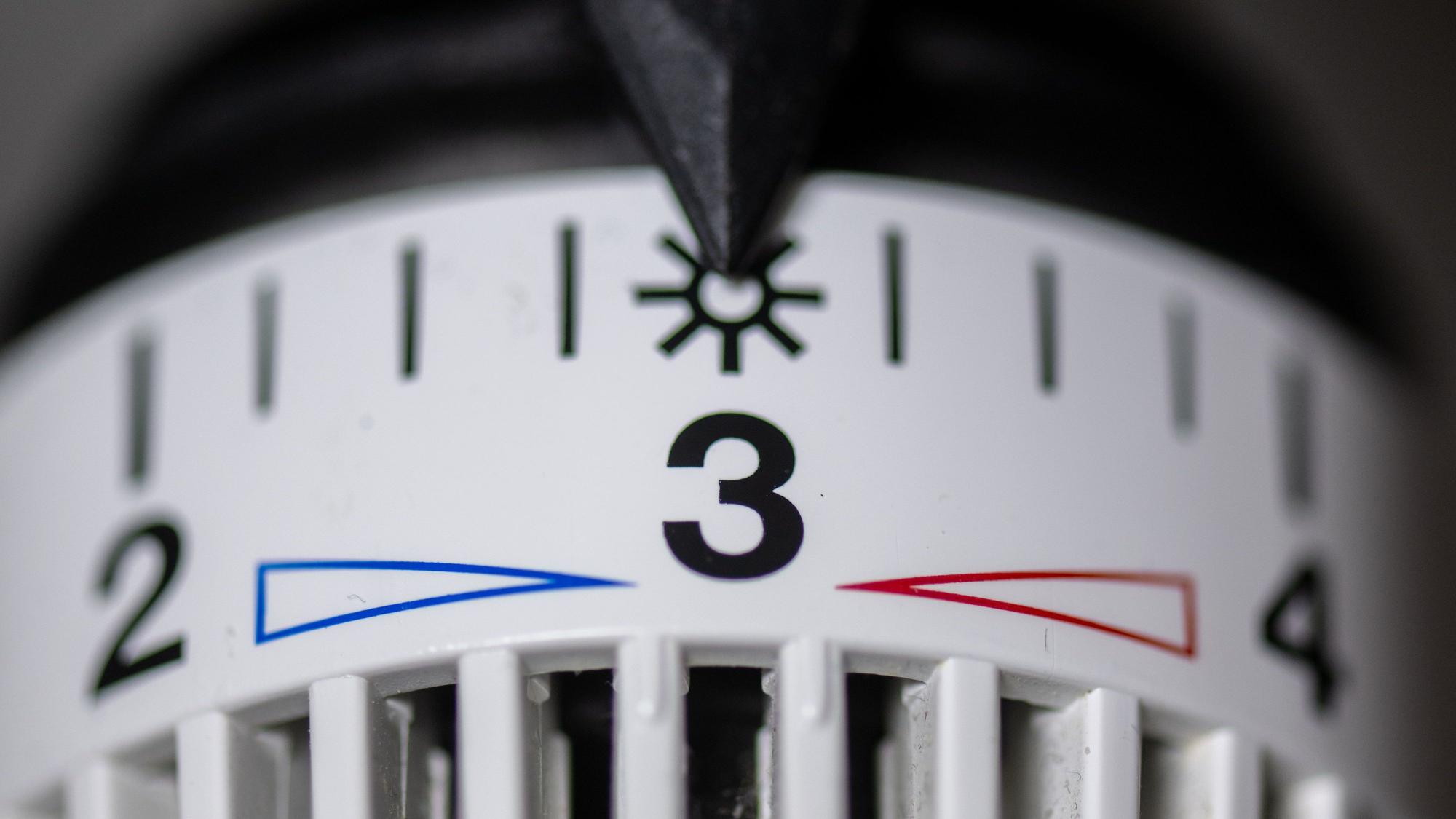 Der Thermostat an einem Heizkörper ist auf Stufe drei eingestellt.