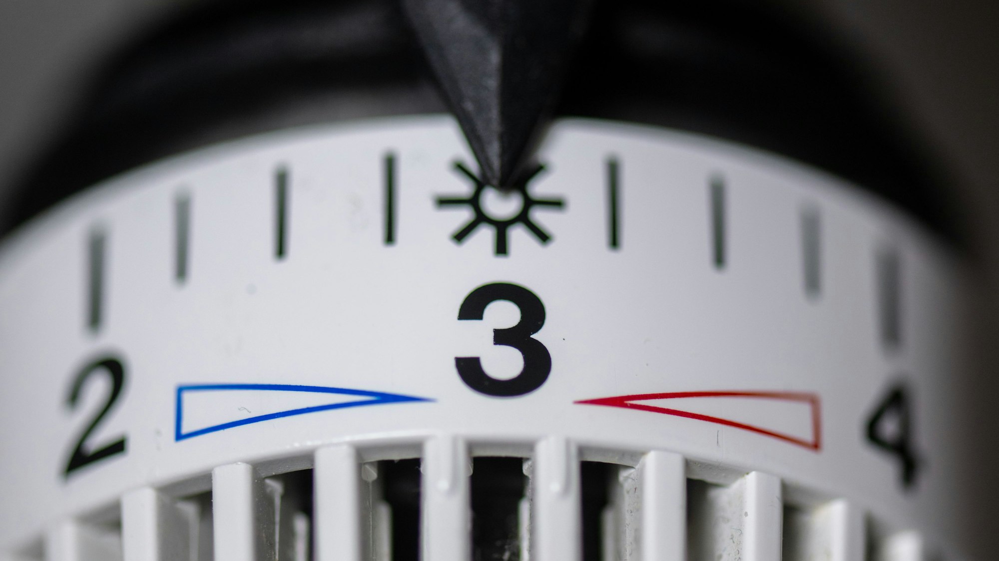 Der Thermostat an einem Heizkörper ist auf Stufe drei eingestellt.