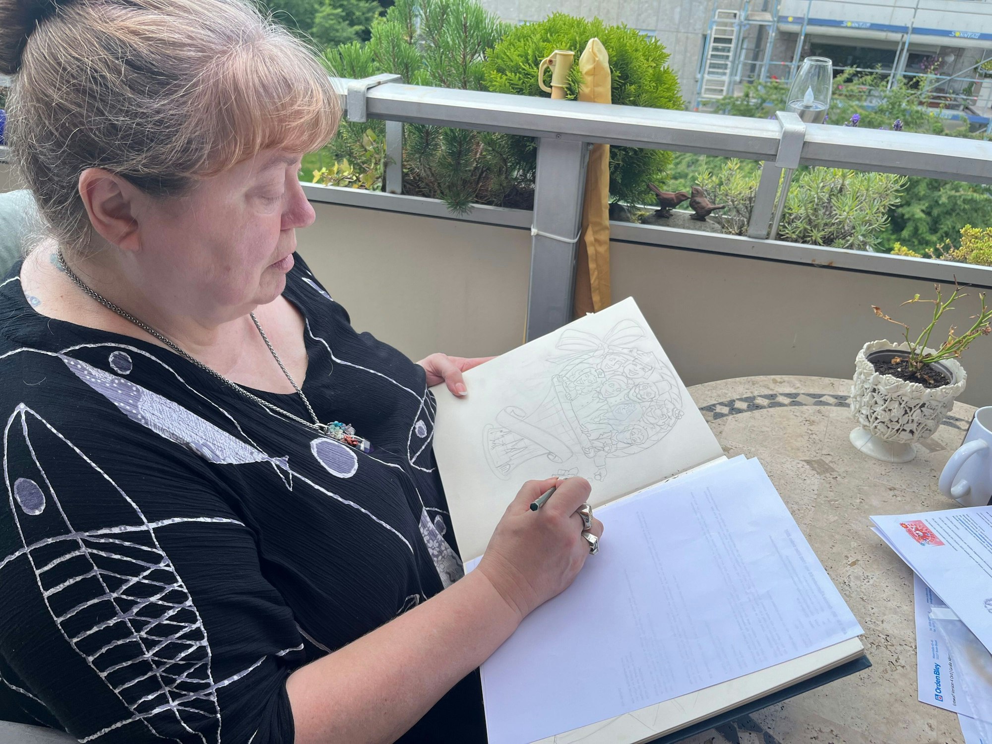 Ute Stickel entwirft Skizzen für Karnevalsorden.