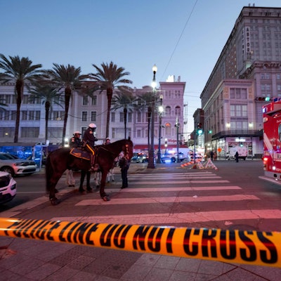 Polizeibeamte stehen im „French Quarter“ in New Orleans. Zuvor war ein Pick-up-Truck offenbar absichtlich in eine Menschenmenge gefahren.