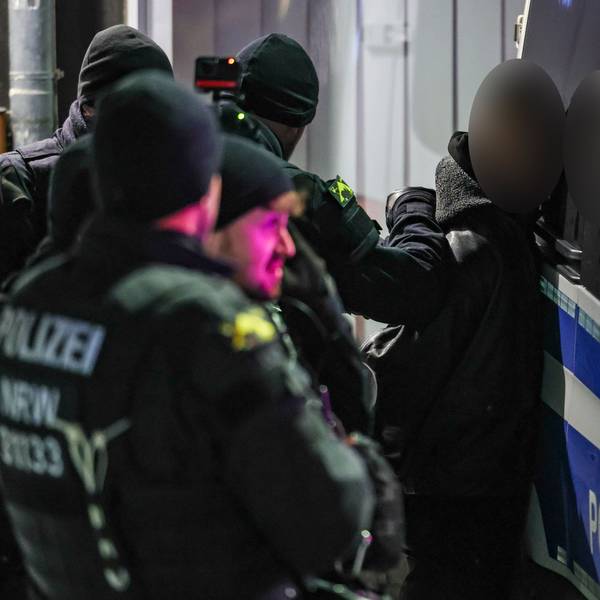 Die Polizei nimmt einen Mann fest, der die Beamten vorher mit einer Glasflasche beworfen und beschimpft hatte.